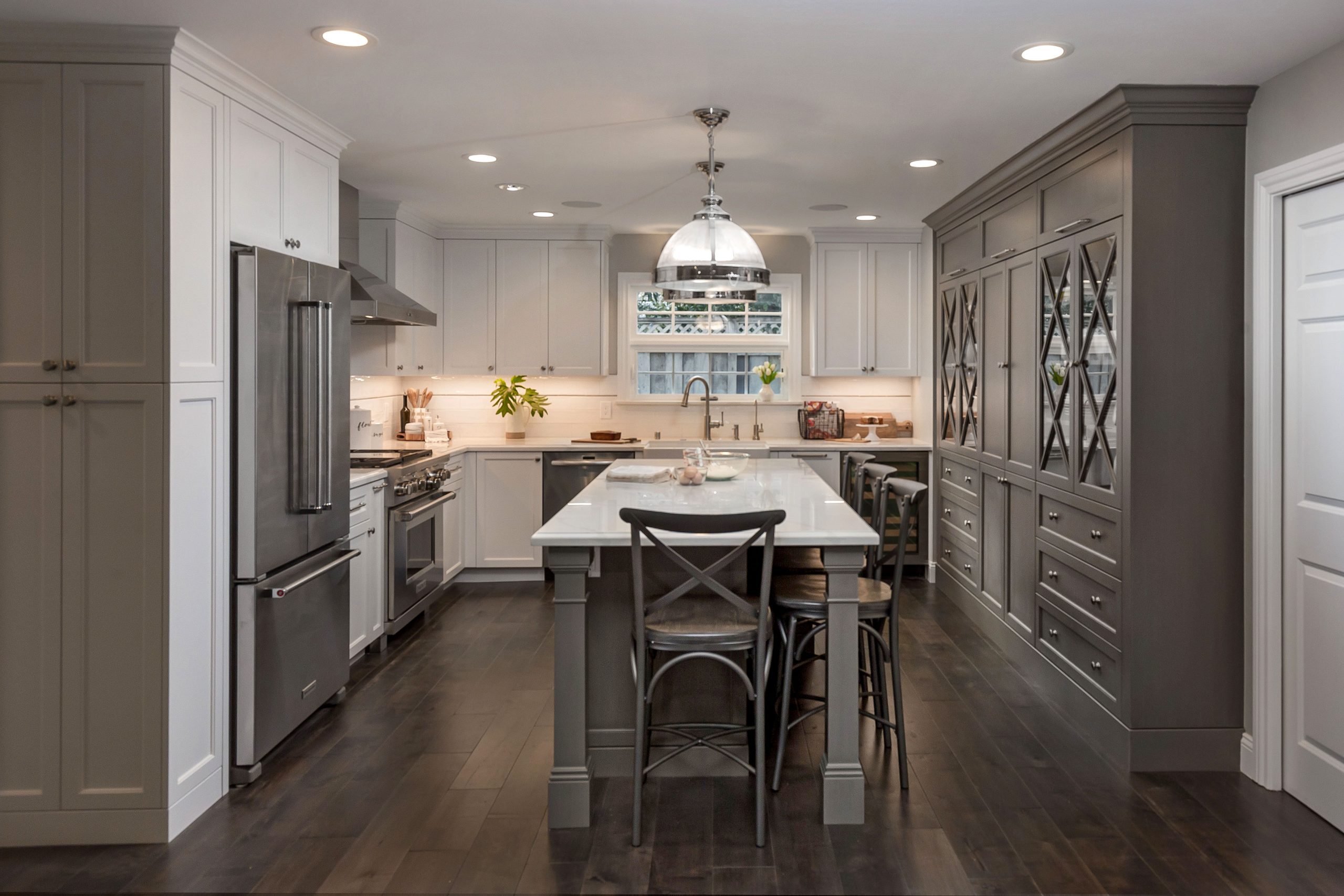 A U-shaped kitchen example of a modern kitchen layout