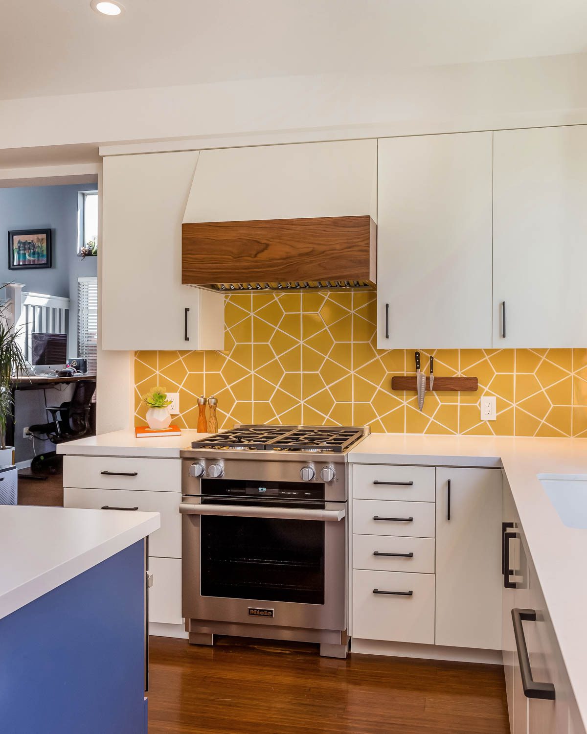 25 Catchy And Bold Blue And Yellow Kitchens - DigsDigs